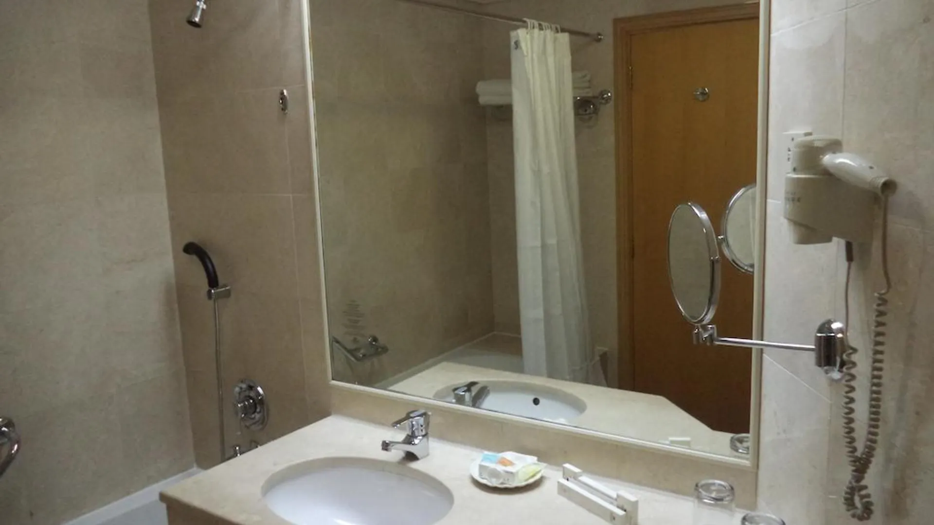 Grand Continental Hotel Abu Dhabi 3*,
