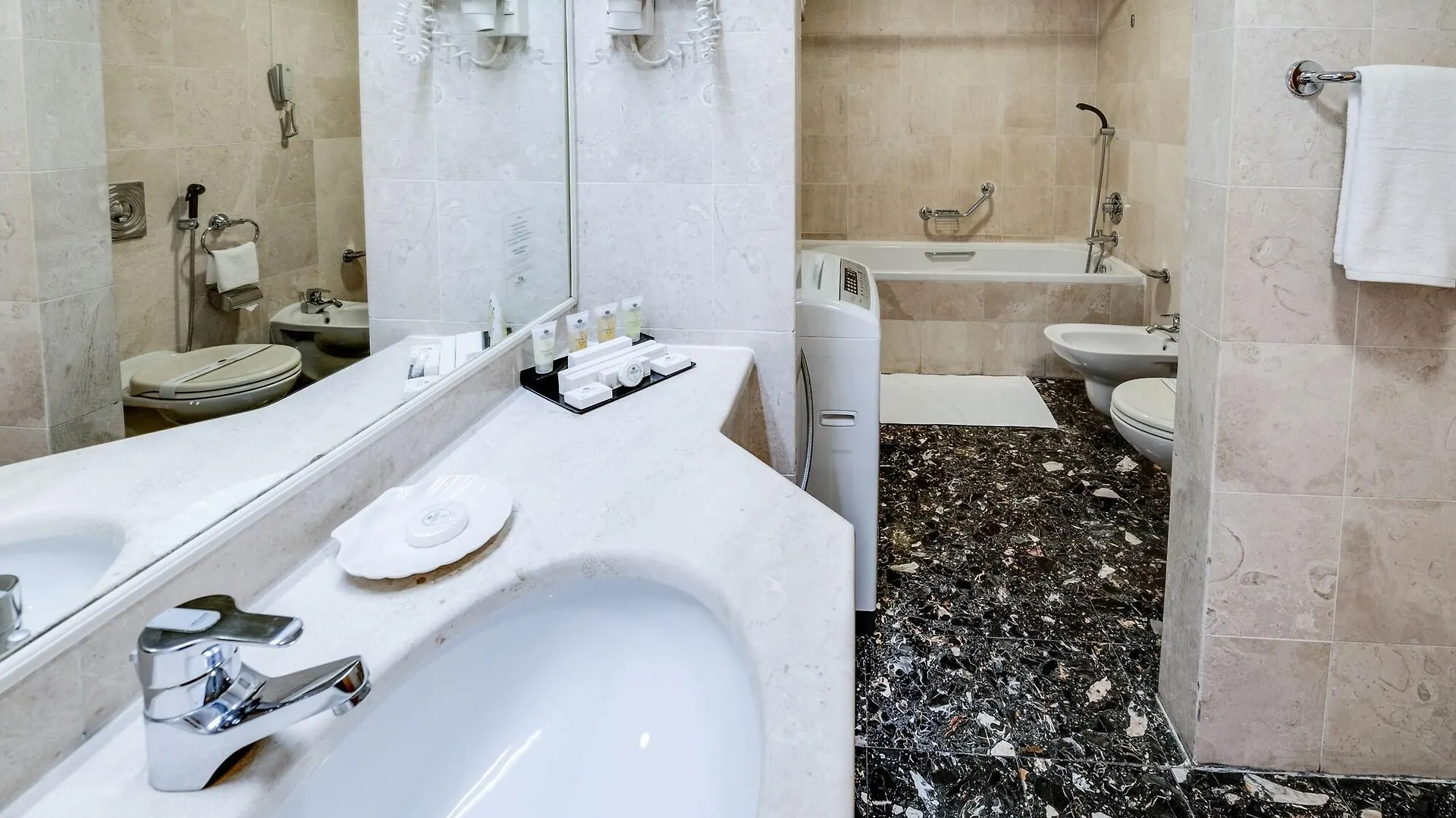 Grand Continental Hotel Абу-Даби 3*,